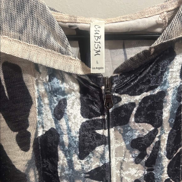 Abstract Patterned Women's Jacket with Hood - Picture 3 of 10